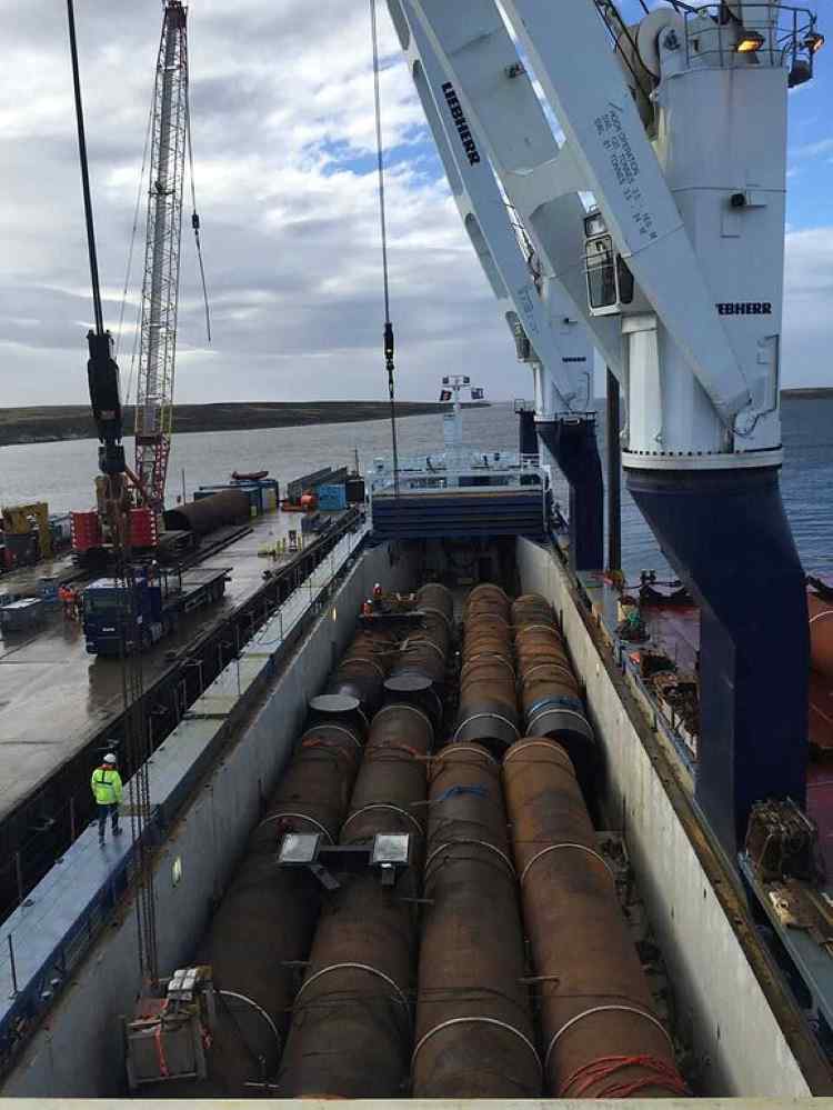 Mare_Harbour_Steel_Dolphin_Pipes _Falkland_Islands_9_Mono_piles_vessel_loading